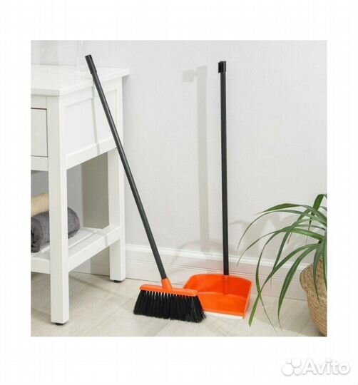 Совок и щетка