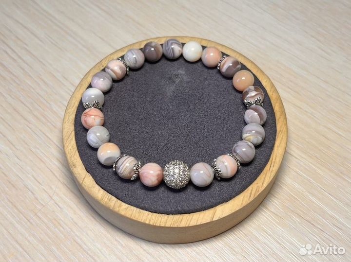 Браслет из агата ботсвана персикого цвета на резин