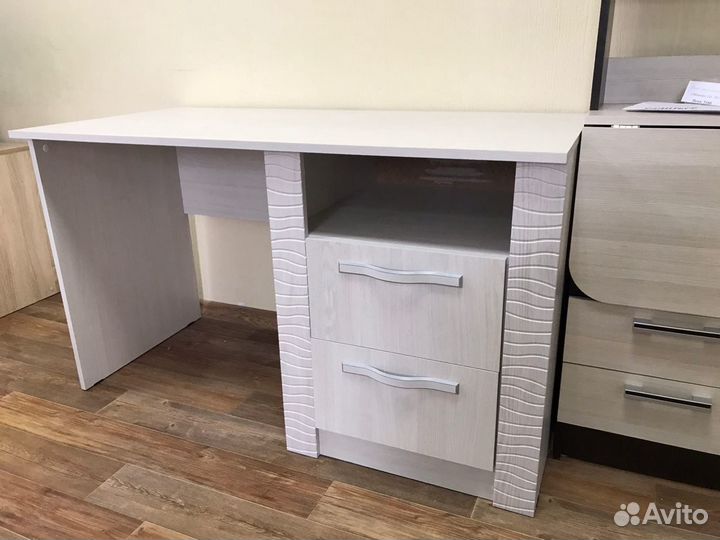 Стол письменный