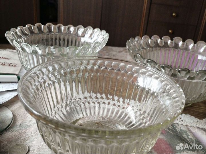 Вазы, креманки, ложки, ножи вилки, тарелки