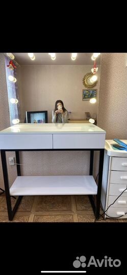 Туалетный столик с зеркалом и подсветкой