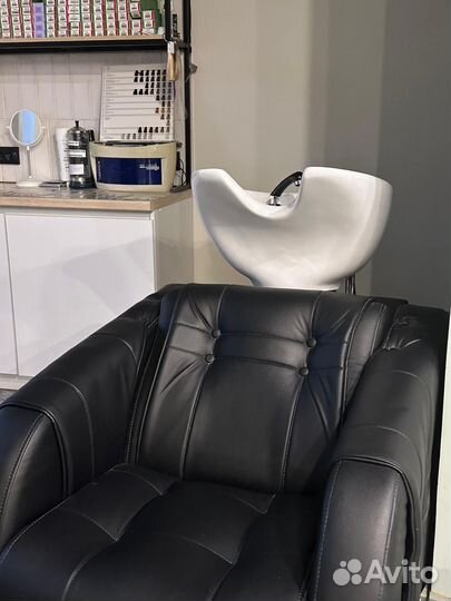 Парикмахерская мойка и кресло