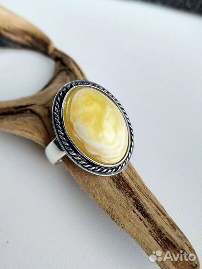 Серебряное кольцо с янтарем