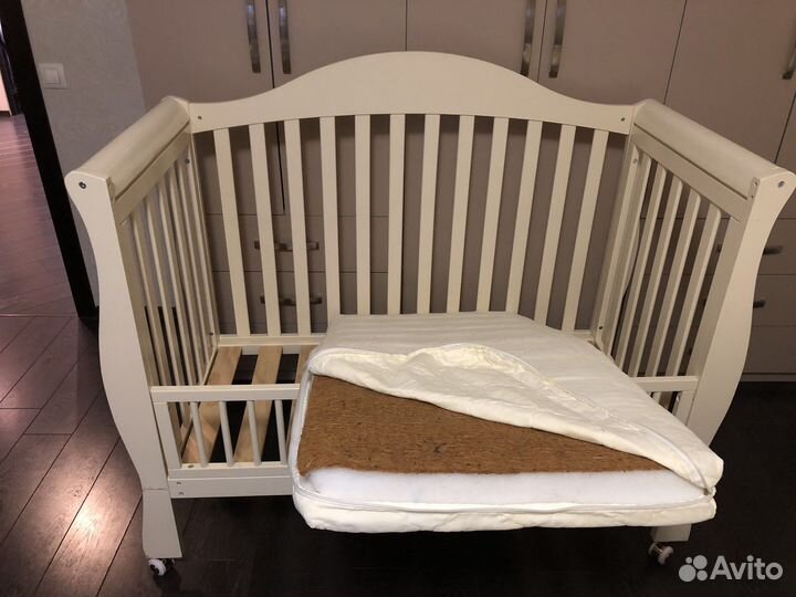 Детская кроватка с матрасом