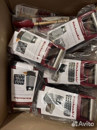 Терка KitchenAid красная с контейнером