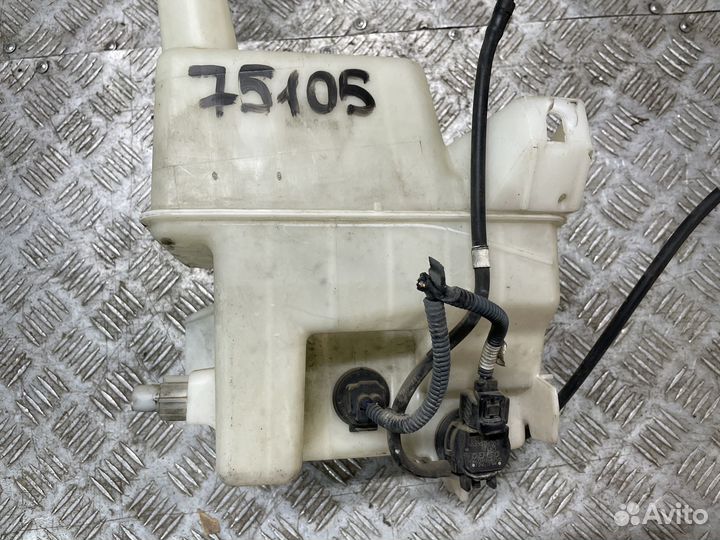 Бачок омывателя Toyota Sienna 2