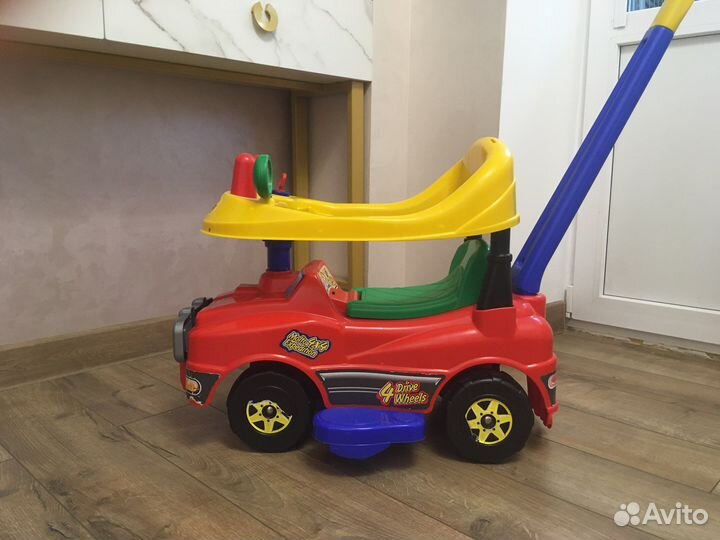 Машинка каталка с ручкой