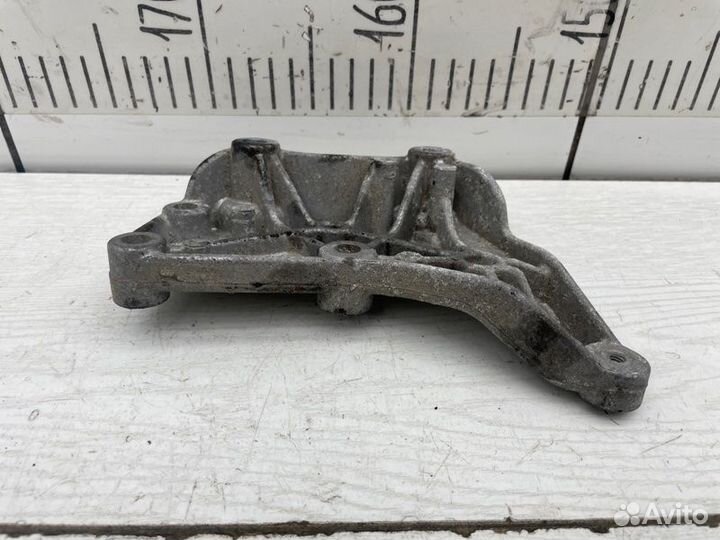 Кронштейн впускного коллектора Mercedes E-Class