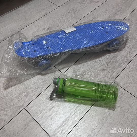 Скейтборд, бутылка для воды