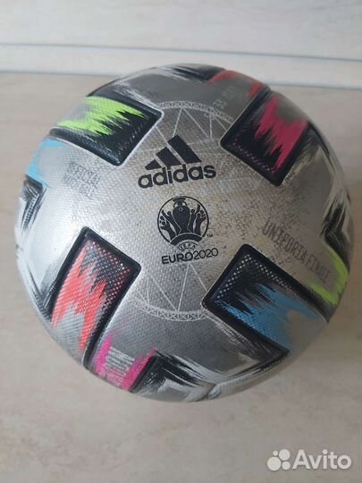 Футбольный мяч adidas uniforia
