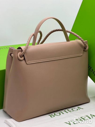 Сумка с ручкой Bottega Veneta гладкая кожа бежевая