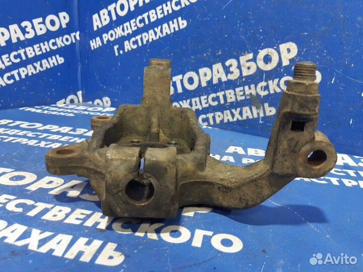 Передний правый поворотный кулак Nissan Teana J31