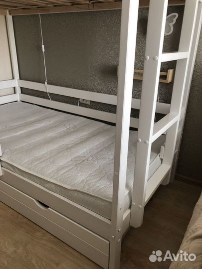Двухъярусная кровать домик