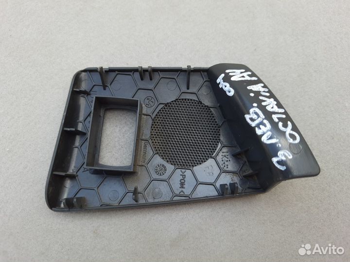 Накладка задней левой ручки Skoda Octavia A4 Tour