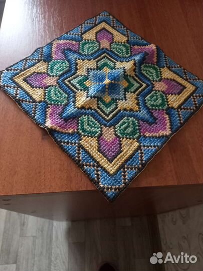 Вышитая салфетка крестом