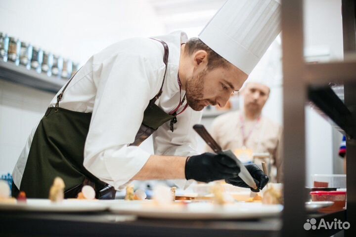 Помощник по приготовлению блюд в ресторане