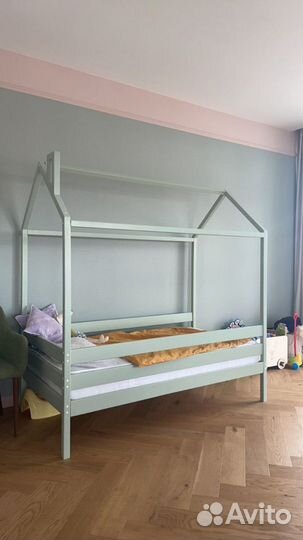 Кроватка-домик из натурального дерева