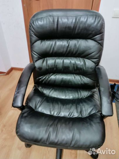 Офисное кожаное кресло бу