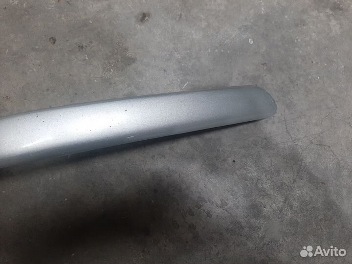 Молдин переднего бампера правый Avensis II 2003-08