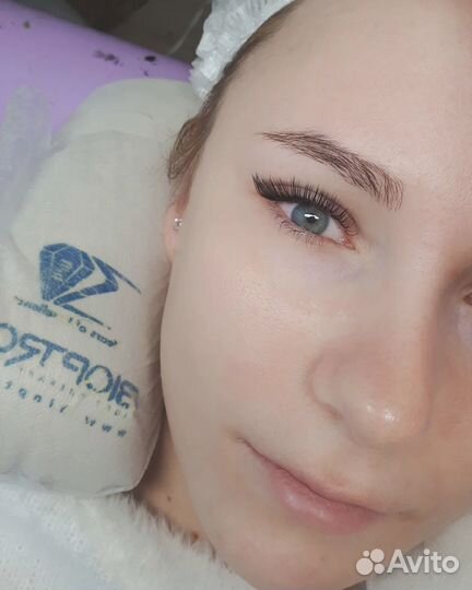 Мастер по наращиванию ресниц