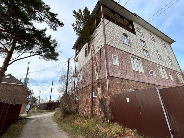 Коттедж 712 м² на участке 1 сот.