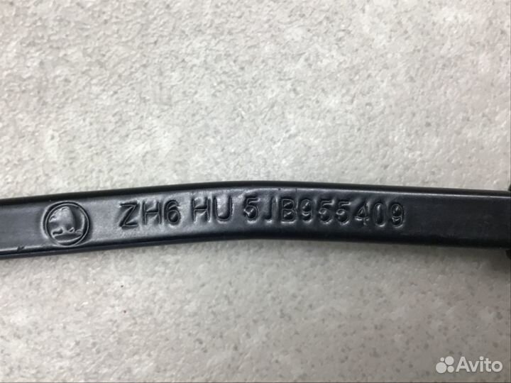 Поводок стеклоочистителя передний левый Skoda Rapi