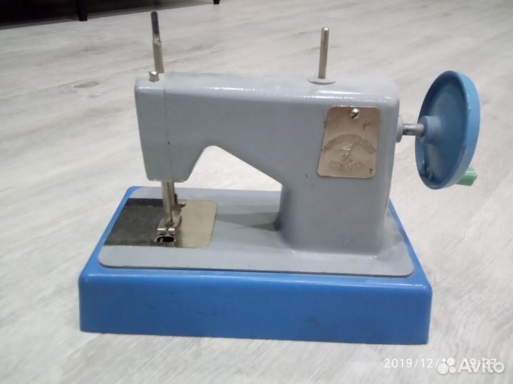 Детская игрушечная швейная машинка