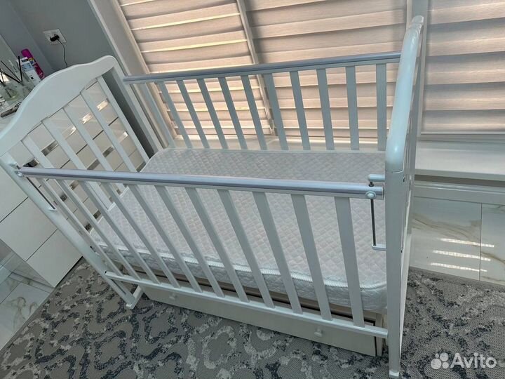 Детская кроватка с маятником