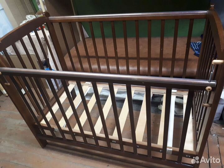 Детская кроватка с маятником и ящиком