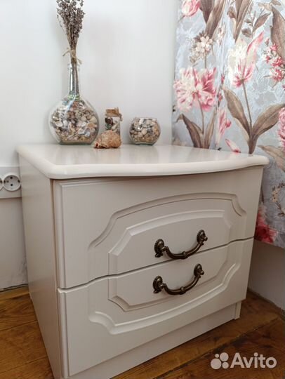 Тумба прикроватная