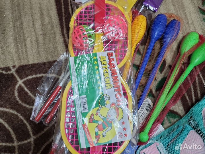 Защита для роликов/ набор булав/ бадминтон