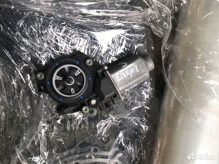 Моторчик стеклоподъемника кия спортедж 3 задний пр