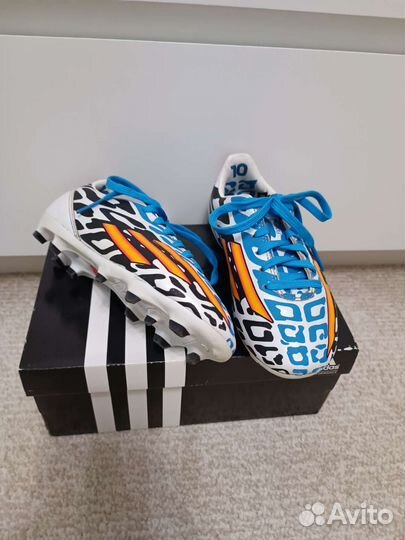 Футбольные бутсы adidas 30р и щитки