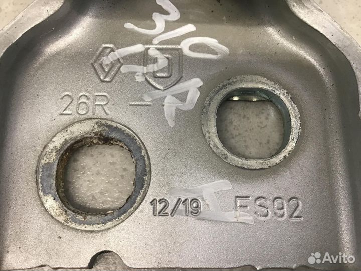 Петля двери передней правой нижняя Nissan Terrano