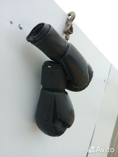 Боксерские перчатки и груша