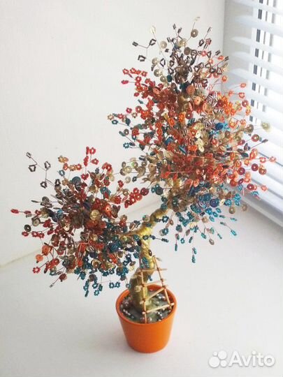 Сувенирное дерево из бисера и пайеток