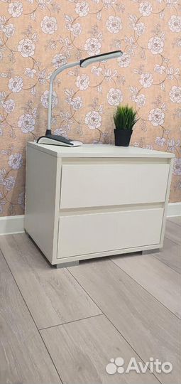 Тумба белая прикроватная с ящиками