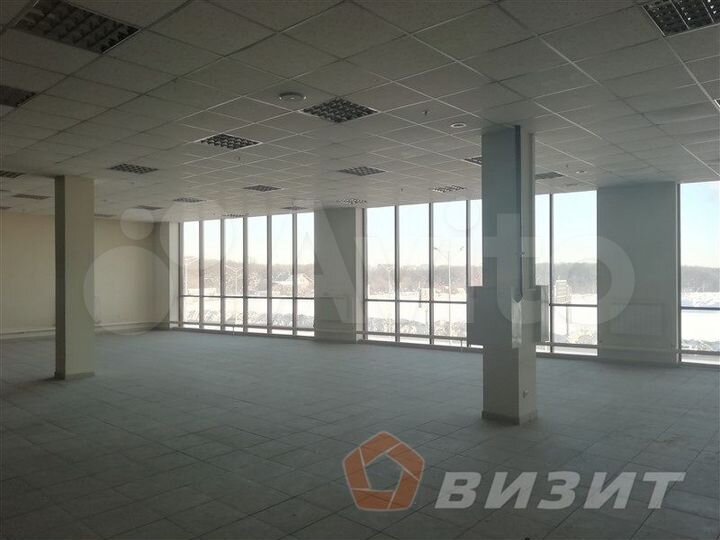 Торговое помещение с витражами на 1 линии