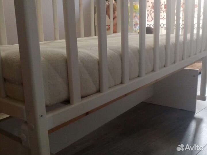 Детская кроватка с маятником белая