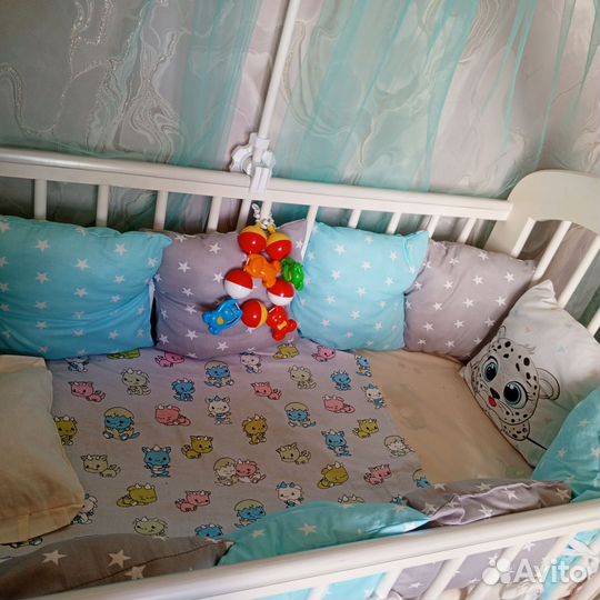 Детская кроватка с маятником