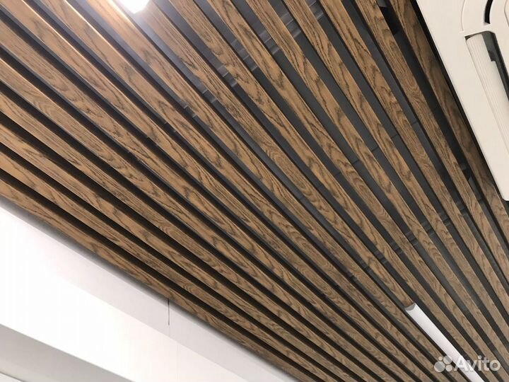 Кубообразный реечный потолок Темный дуб