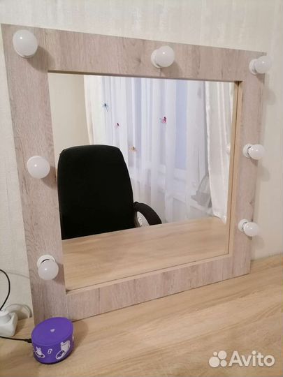 Гримерное зеркало с лампочками