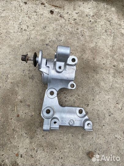 Натяжитель ремня на Toyota Harrier