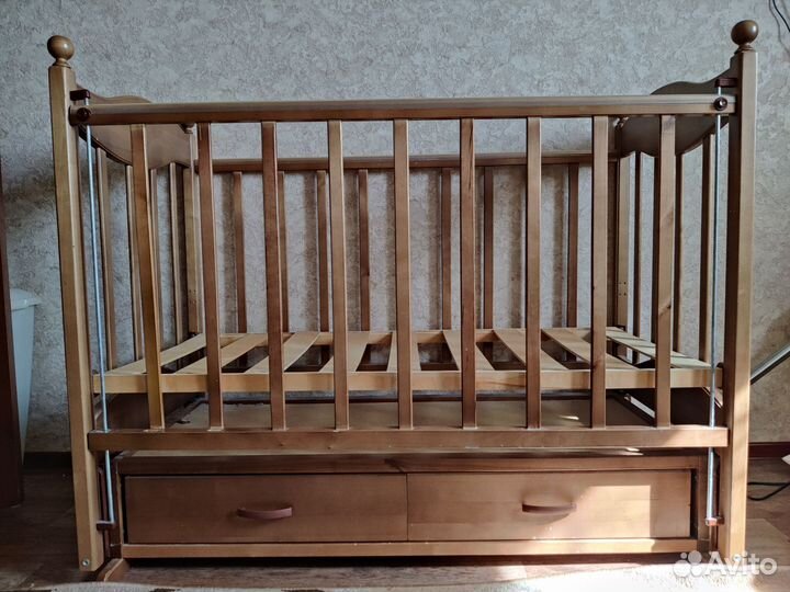 Детская кроватка с маятником