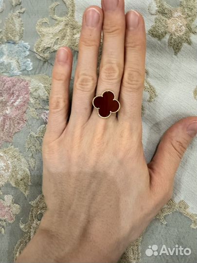 Золотой браслет и кольцо van cliff