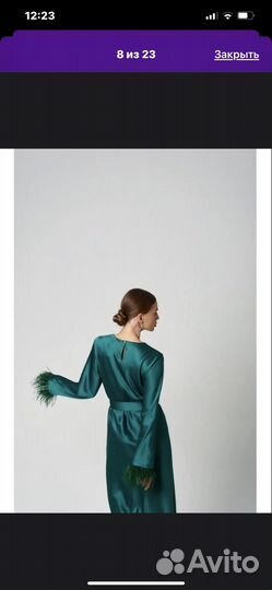 Платье плотный атлас 48 размер с перьями и поясом