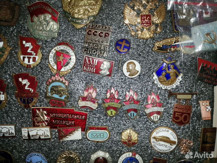 Значки октябрята, пионеры, комсомольцы, партийые