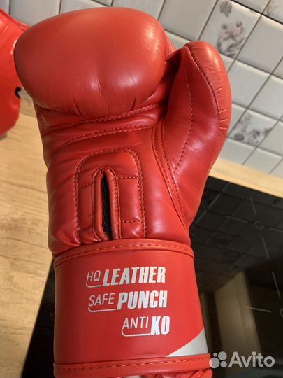 Боксерские перчатки и шлем для бокса clinch