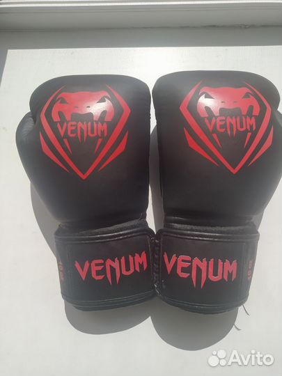 Боксерские перчатки venum