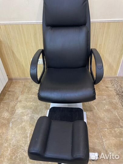 Педикюрное кресло и маникюрный стол б/у